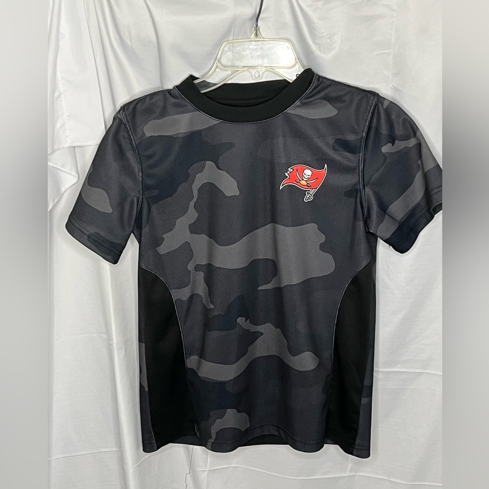 🌟3 for $25🌟 NFL Tampa Bay Buccaneers Kids Black/Gray Short Sleeve Tee with Camo